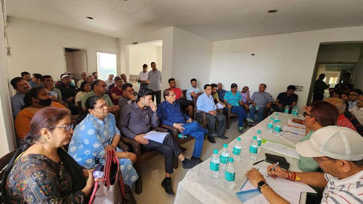 मॉर्फिअस ब्लूबेल सोसाइटी के खरीदारों ने अपने अधिकारी की लड़ाई के लिए कसी कमर